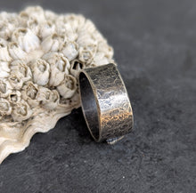 Load image into Gallery viewer, Kyanite Barnacle Band - size 9
